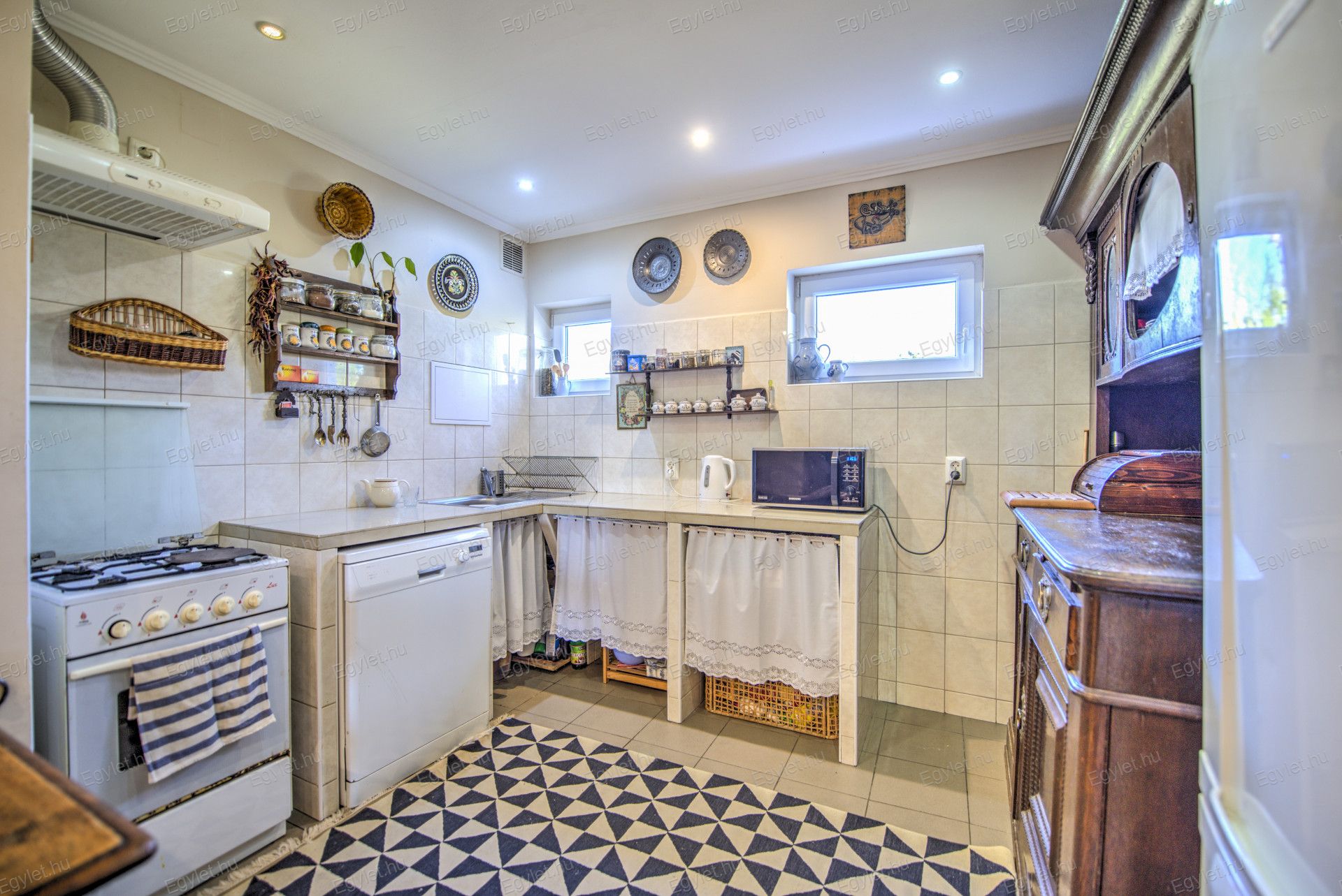 Komárom Eladó  Családi ház  Komárom Eladó  Családi ház Komárom-Esztergom megye 