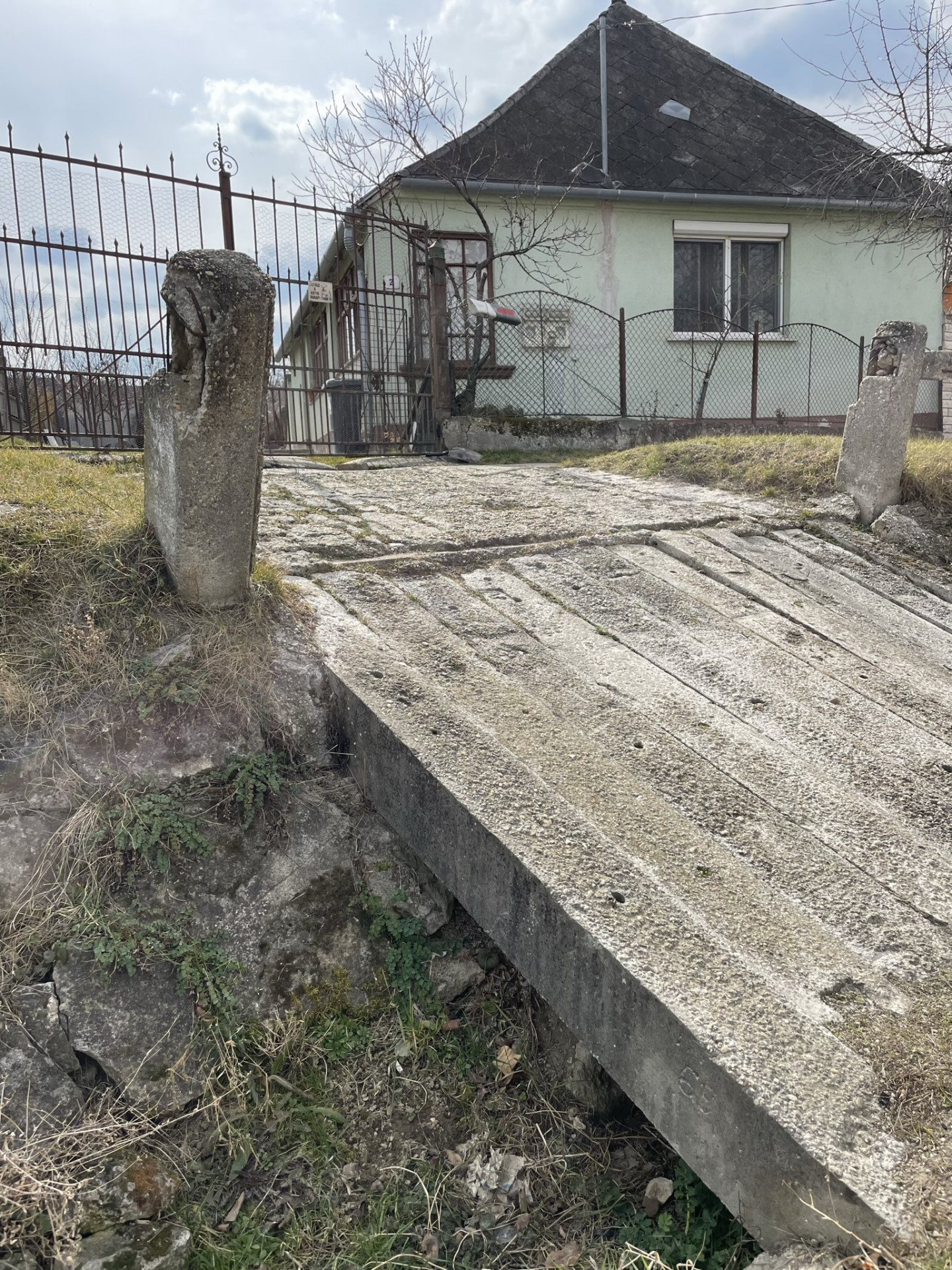 Lábatlan Eladó  Családi ház  Lábatlan Eladó  Családi ház Komárom-Esztergom megye 